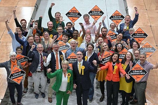 MPs Ian Sollom & Pippa Heylings with a crowd of volunteers
